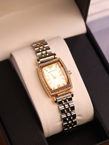 ساعة Emporio Armani.